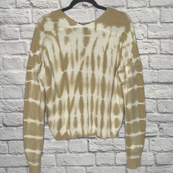 Freshman Tan And Ivory Tie-Dye V-Neck Knit Sweater - Picture 12 of 12